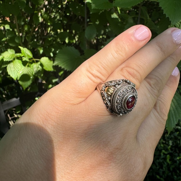 925 Sterling Silver and yellow gold vintage “poisoner’s ring” with garnet - Picture 12 of 16